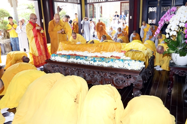 Lễ nhập kim quan cố HT.Thích Quang Đạo