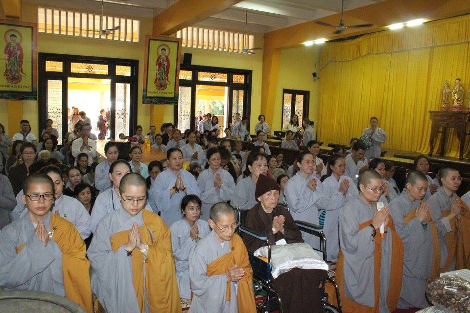 Quan Âm Tu Viện cúng dường các trường hạ