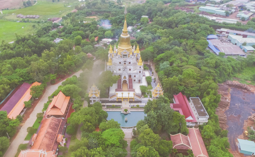 Chùa vàng Bửu Long rực rỡ trong màn mưa