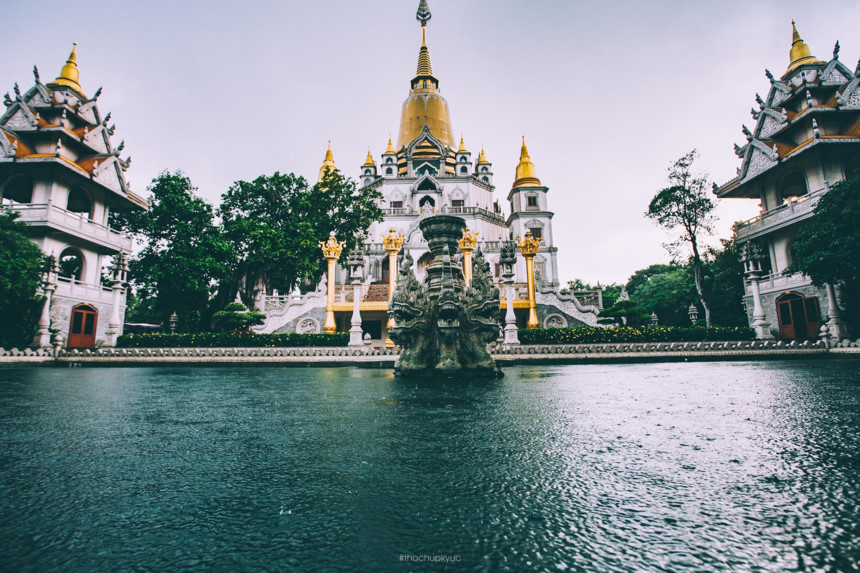 Chùa vàng Bửu Long rực rỡ trong màn mưa