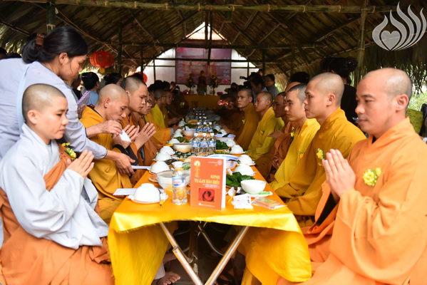 Tổng kết chương trình Lễ Vu Lan và “Trao Tặng Yêu Thương” cho 400 hộ khó khăn và 300 học sinh hiếu học tại Hà Tĩnh (C114)
