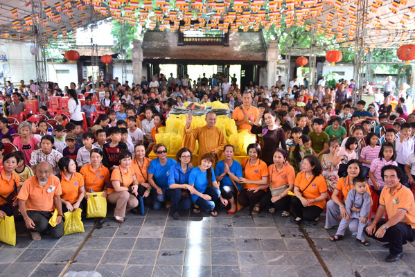 Tổng kết chương trình Lễ Vu Lan và “Trao Tặng Yêu Thương” cho 400 hộ khó khăn và 300 học sinh hiếu học tại Hà Tĩnh (C114)