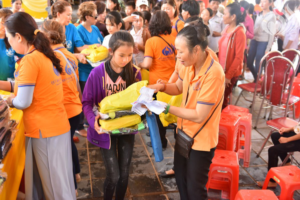 Tổng kết chương trình Lễ Vu Lan và “Trao Tặng Yêu Thương” cho 400 hộ khó khăn và 300 học sinh hiếu học tại Hà Tĩnh (C114)