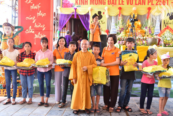 Tổng kết chương trình Lễ Vu Lan và “Trao Tặng Yêu Thương” cho 400 hộ khó khăn và 300 học sinh hiếu học tại Hà Tĩnh (C114)