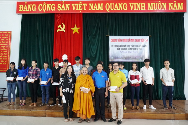 Lớp ĐTTX5 HVPGVN tại TP.HCM cứu trợ Phú Yên sau cơn bão (Damrey) số 12