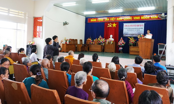 Lớp ĐTTX5 HVPGVN tại TP.HCM cứu trợ Phú Yên sau cơn bão (Damrey) số 12