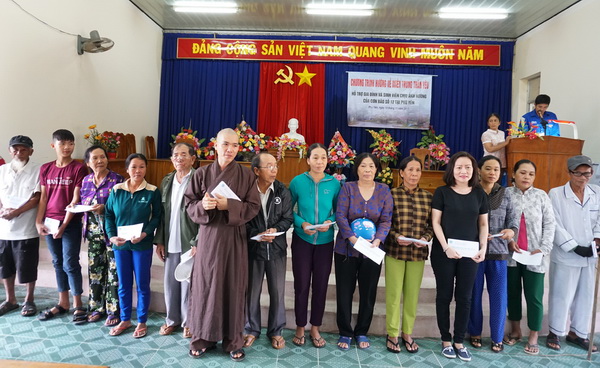 Lớp ĐTTX5 HVPGVN tại TP.HCM cứu trợ Phú Yên sau cơn bão (Damrey) số 12
