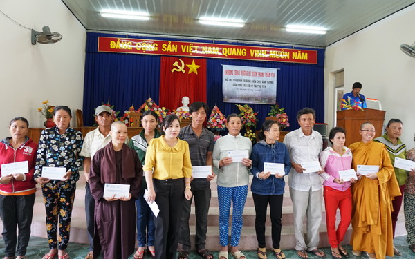 Lớp ĐTTX5 HVPGVN tại TP.HCM cứu trợ Phú Yên sau cơn bão (Damrey) số 12