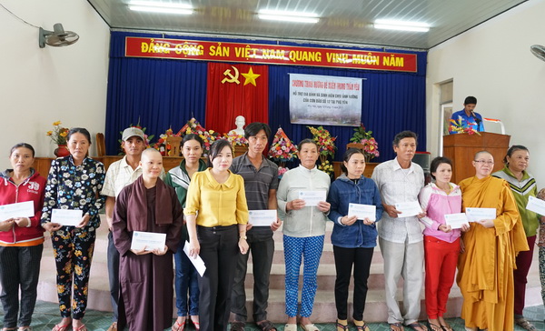 Lớp ĐTTX5 HVPGVN tại TP.HCM cứu trợ Phú Yên sau cơn bão (Damrey) số 12