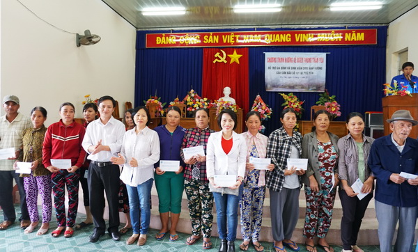 Lớp ĐTTX5 HVPGVN tại TP.HCM cứu trợ Phú Yên sau cơn bão (Damrey) số 12