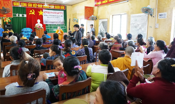 Lớp ĐTTX5 HVPGVN tại TP.HCM cứu trợ Phú Yên sau cơn bão (Damrey) số 12