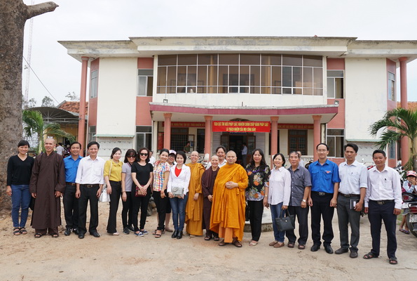 Lớp ĐTTX5 HVPGVN tại TP.HCM cứu trợ Phú Yên sau cơn bão (Damrey) số 12