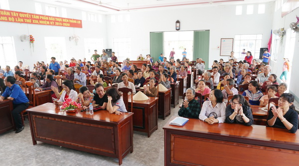 Lớp ĐTTX5 HVPGVN tại TP.HCM cứu trợ Phú Yên sau cơn bão (Damrey) số 12