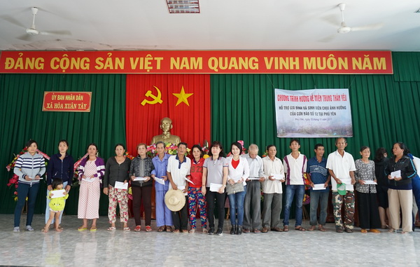 Lớp ĐTTX5 HVPGVN tại TP.HCM cứu trợ Phú Yên sau cơn bão (Damrey) số 12