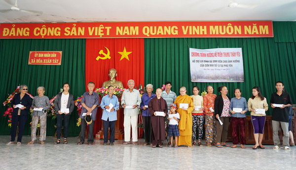 Lớp ĐTTX5 HVPGVN tại TP.HCM cứu trợ Phú Yên sau cơn bão (Damrey) số 12