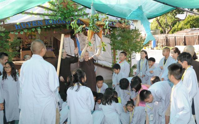 Khóa Tu Phật Pháp Trẻ Em Mùa Hè 2017 tại Tu Viện Huyền Không, San Jose