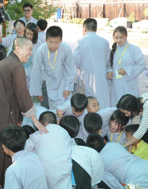 Khóa Tu Phật Pháp Trẻ Em Mùa Hè 2017 tại Tu Viện Huyền Không, San Jose