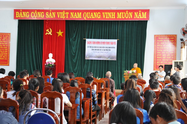 Lớp ĐTTX5 HVPGVN tại TP.HCM cứu trợ Phú Yên sau cơn bão (Damrey) số 12