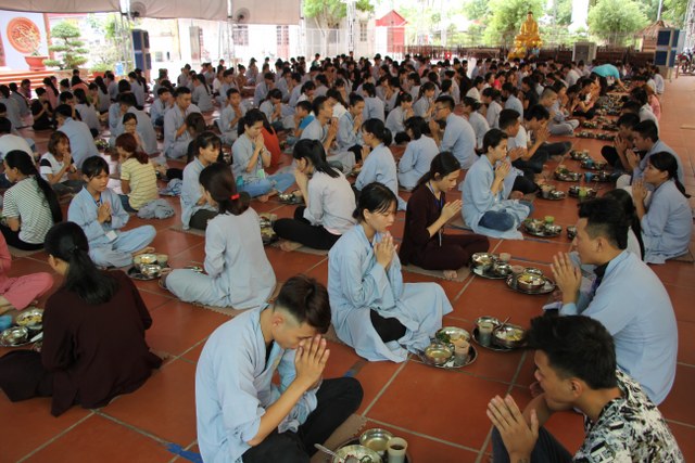 Thái Bình: Gần 400 bạn trẻ về chùa Từ Xuyên tu một ngày