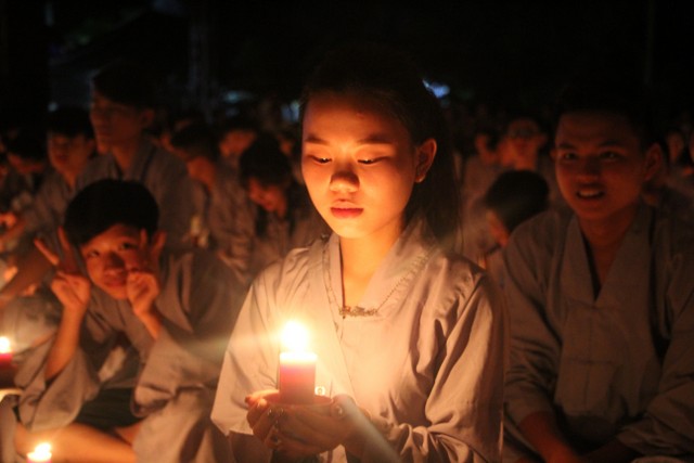 Thái Bình: “Con xin lỗi mẹ cha” – Đêm thắp nến tri ân chùa Từ Xuyên