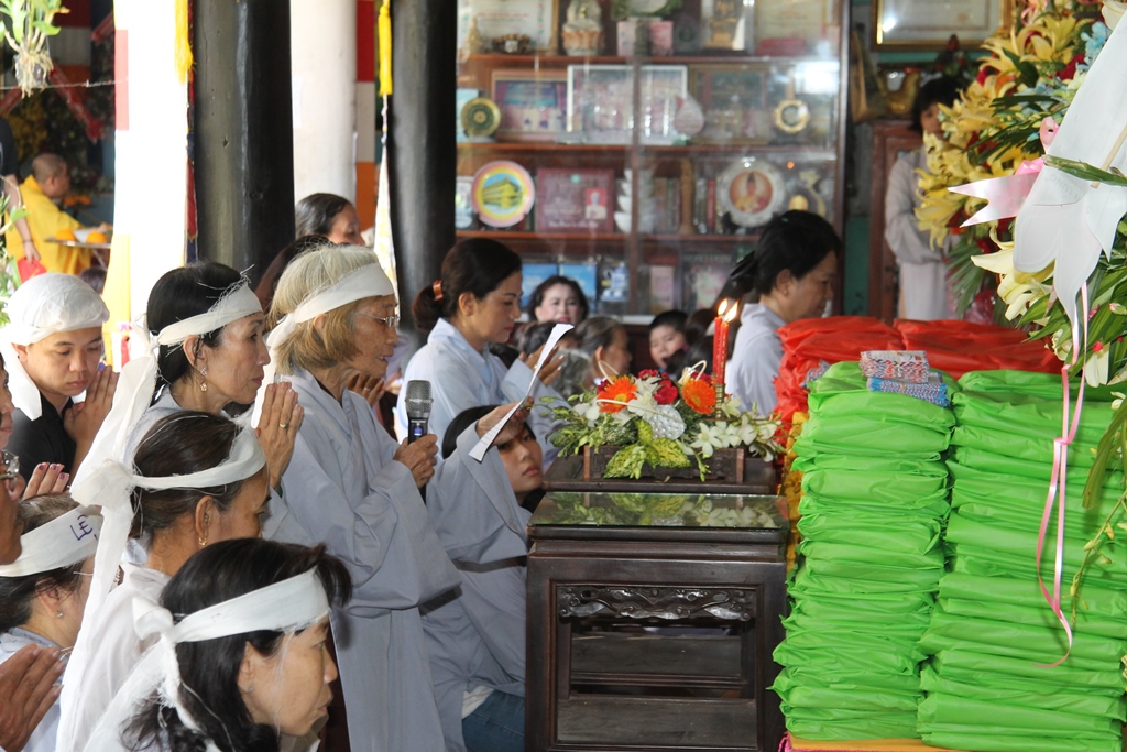 Đồng Tháp: Dâng pháp y tại trường hạ chùa Phước Hưng
