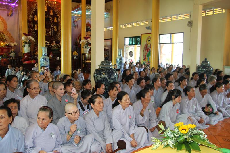 Đồng Tháp: Lễ dâng pháp y tại chùa Linh Sơn (Cao Lãnh)