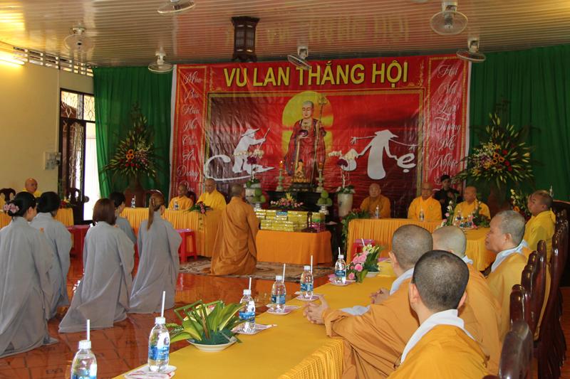 Đồng Tháp: Lễ dâng pháp y tại chùa Linh Sơn (Cao Lãnh)