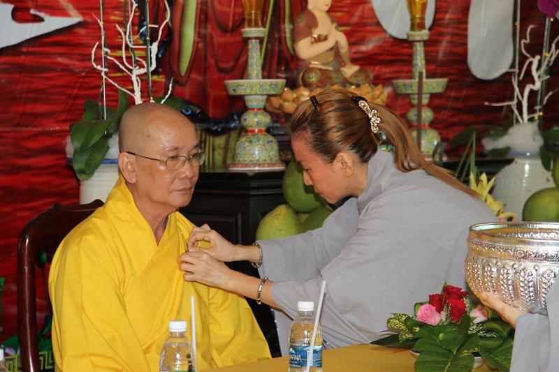 Đồng Tháp: Lễ dâng pháp y tại chùa Linh Sơn (Cao Lãnh)