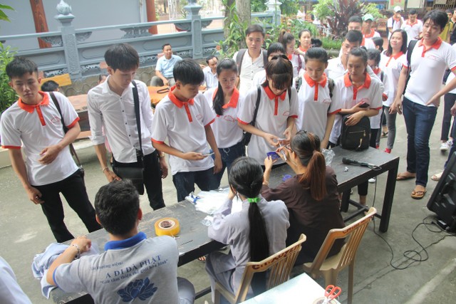 Thái Bình: Tân sinh viên về chùa Từ Xuyên học Phật pháp