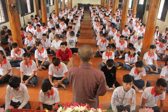 Thái Bình: Tân sinh viên về chùa Từ Xuyên học Phật pháp