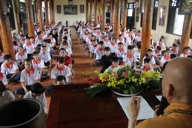Thái Bình: Tân sinh viên về chùa Từ Xuyên học Phật pháp