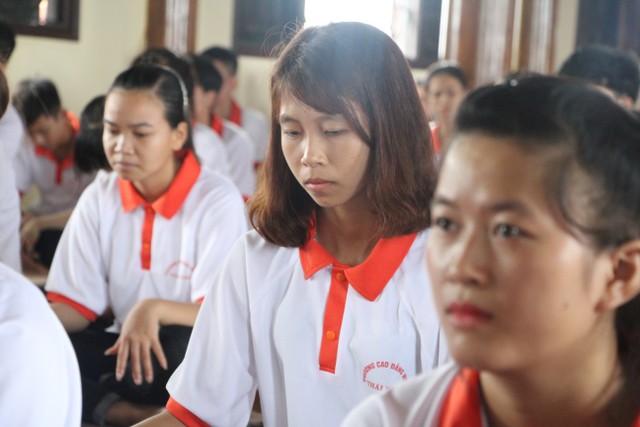 Thái Bình: Tân sinh viên về chùa Từ Xuyên học Phật pháp
