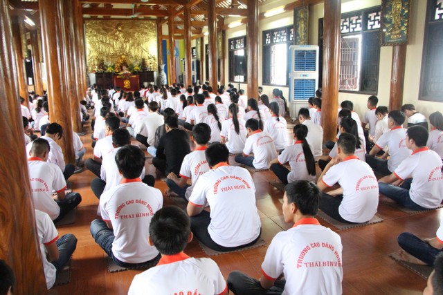 Thái Bình: Tân sinh viên về chùa Từ Xuyên học Phật pháp