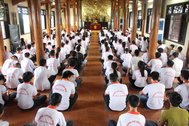 Thái Bình: Tân sinh viên về chùa Từ Xuyên học Phật pháp