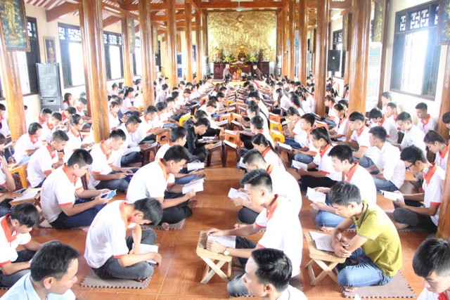 Thái Bình: Tân sinh viên về chùa Từ Xuyên học Phật pháp