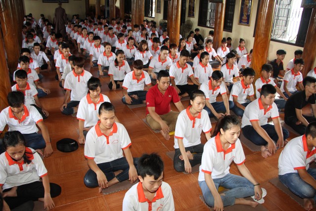 Thái Bình: Tân sinh viên về chùa Từ Xuyên học Phật pháp