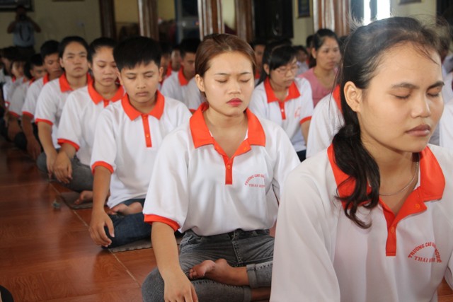 Thái Bình: Tân sinh viên về chùa Từ Xuyên học Phật pháp