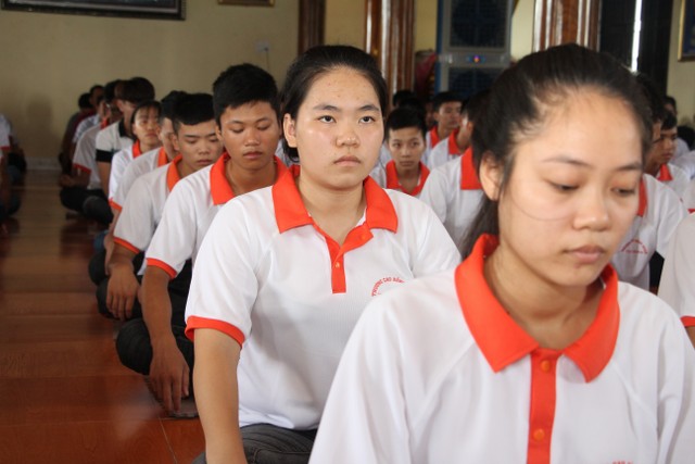 Thái Bình: Tân sinh viên về chùa Từ Xuyên học Phật pháp