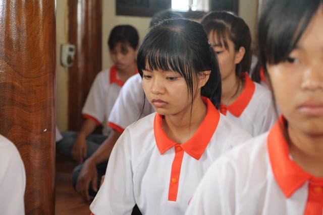 Thái Bình: Tân sinh viên về chùa Từ Xuyên học Phật pháp