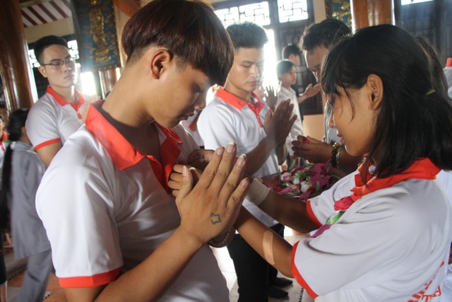 Thái Bình: Tân sinh viên về chùa Từ Xuyên học Phật pháp