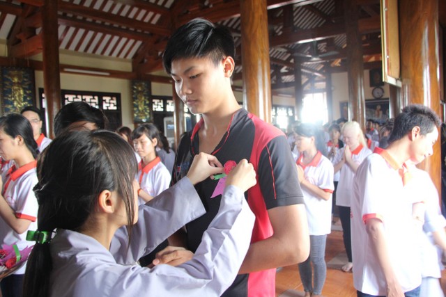 Thái Bình: Tân sinh viên về chùa Từ Xuyên học Phật pháp