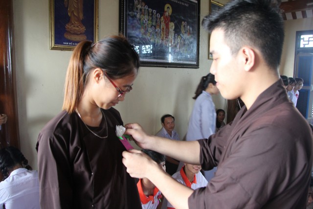 Thái Bình: Tân sinh viên về chùa Từ Xuyên học Phật pháp