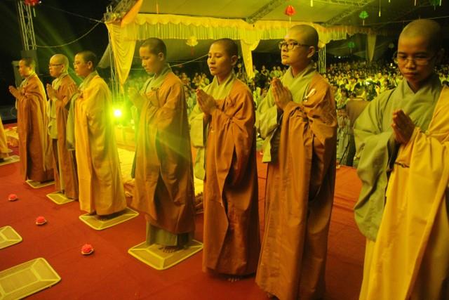 Thái Bình: Xúc động đêm thắp nến tri ân tại chùa Bụt Mọc
