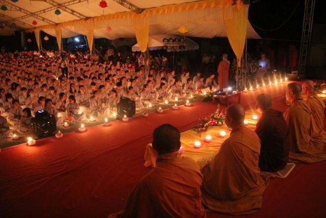 Thái Bình: Xúc động đêm thắp nến tri ân tại chùa Bụt Mọc