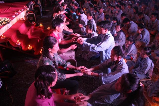 Thái Bình: Xúc động đêm thắp nến tri ân tại chùa Bụt Mọc