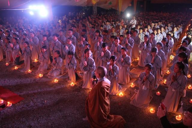 Thái Bình: Xúc động đêm thắp nến tri ân tại chùa Bụt Mọc