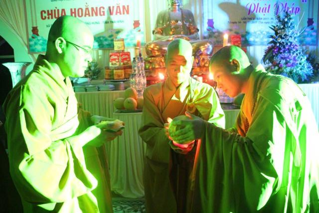 Thái Bình: Đêm thắp nến tri ân tại chùa Hoằng Văn