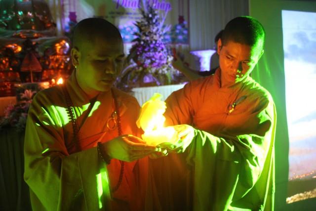 Thái Bình: Đêm thắp nến tri ân tại chùa Hoằng Văn