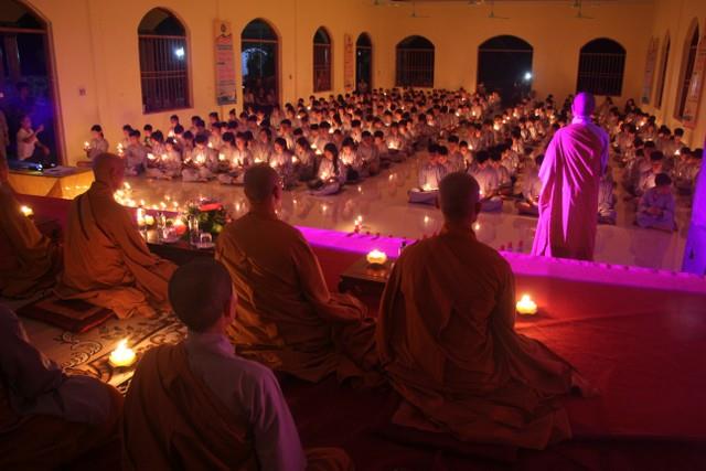 Thái Bình: Đêm thắp nến tri ân tại chùa Hoằng Văn