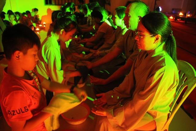 Thái Bình: Đêm thắp nến tri ân tại chùa Hoằng Văn
